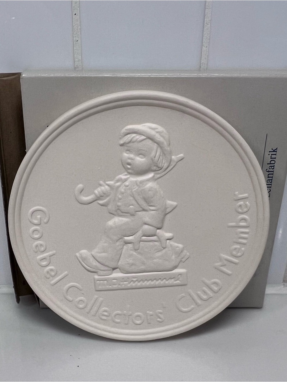 Vintage Goebel Collectors Club Member Medallion 1985 Hummel Merry Wanderer